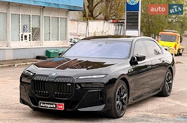 Седан BMW i7 2025 в Киеве