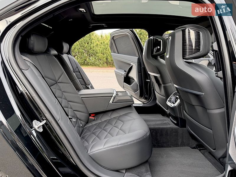 Седан BMW i7 2023 в Києві