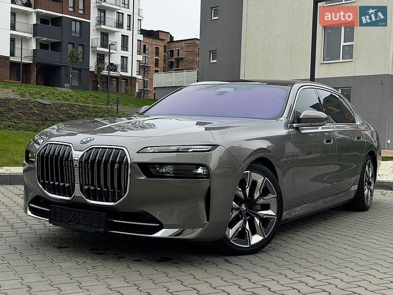 Седан BMW i7 2022 в Івано-Франківську