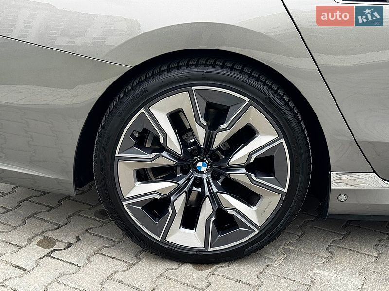Седан BMW i7 2022 в Івано-Франківську