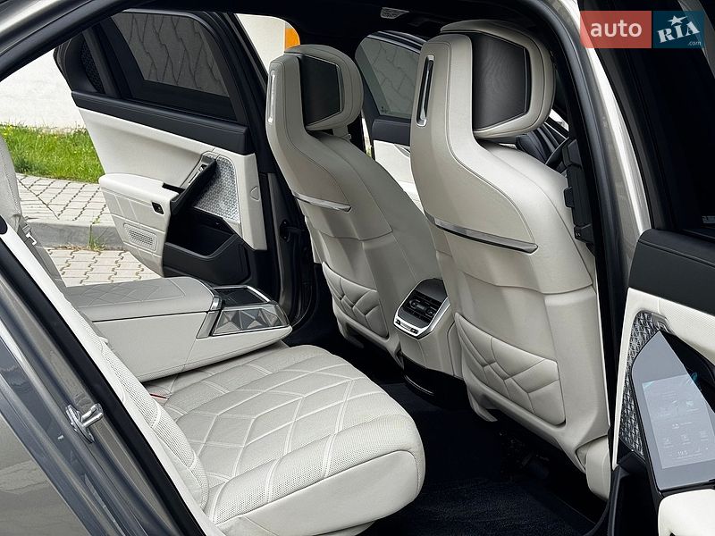 Седан BMW i7 2022 в Івано-Франківську