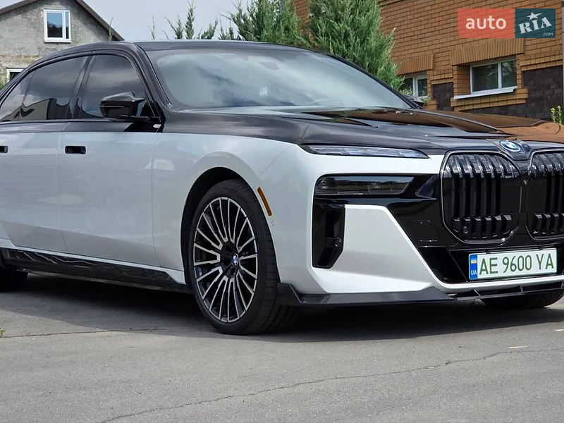 BMW i7