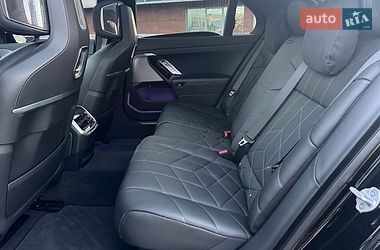Седан BMW i7 2023 в Киеве