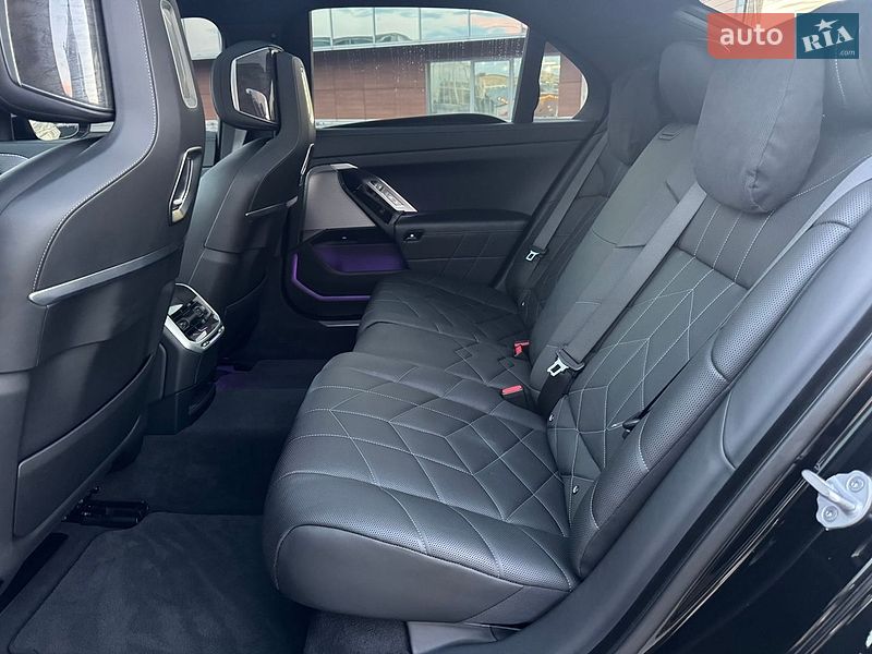 Седан BMW i7 2023 в Киеве