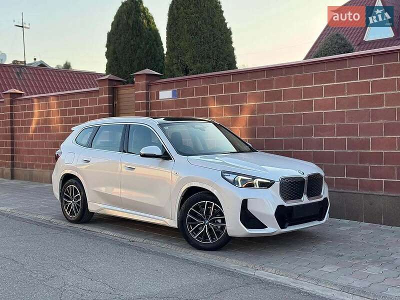 BMW iX1 2025