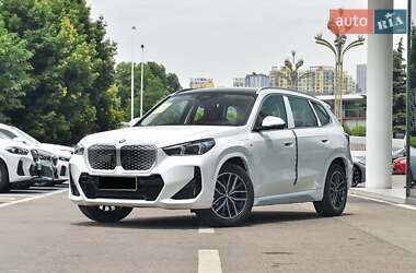 Внедорожник / Кроссовер BMW iX1 2025 в 