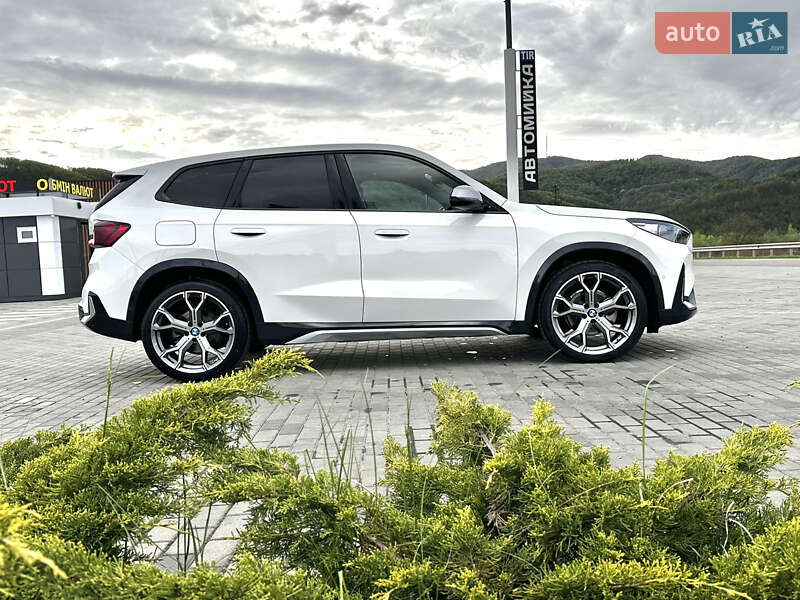 Позашляховик / Кросовер BMW iX1 2024 в 