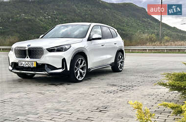 Позашляховик / Кросовер BMW iX1 2024 в 