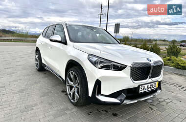 Позашляховик / Кросовер BMW iX1 2024 в 