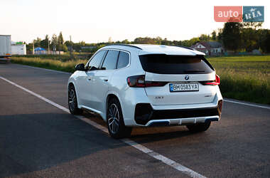 Позашляховик / Кросовер BMW iX1 2023 в 