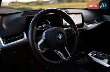 Позашляховик / Кросовер BMW iX1 2023 в 