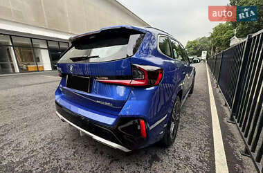 Позашляховик / Кросовер BMW iX1 2023 в 