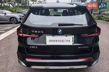 Позашляховик / Кросовер BMW iX1 2024 в 