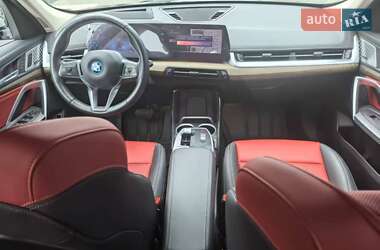 Позашляховик / Кросовер BMW iX1 2024 в 
