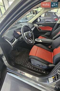 Позашляховик / Кросовер BMW iX1 2023 в 