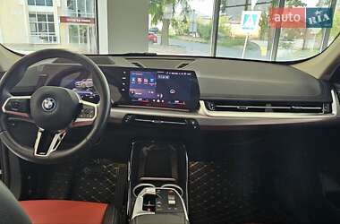 Позашляховик / Кросовер BMW iX1 2023 в 