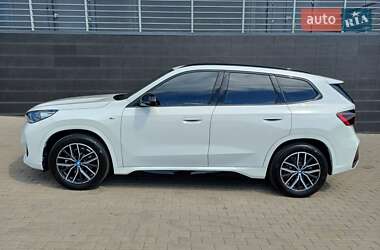 Позашляховик / Кросовер BMW iX1 2024 в 