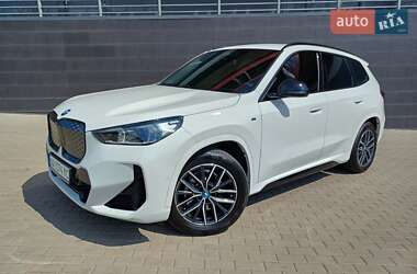 Позашляховик / Кросовер BMW iX1 2024 в 