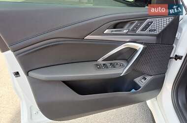 Позашляховик / Кросовер BMW iX1 2024 в 
