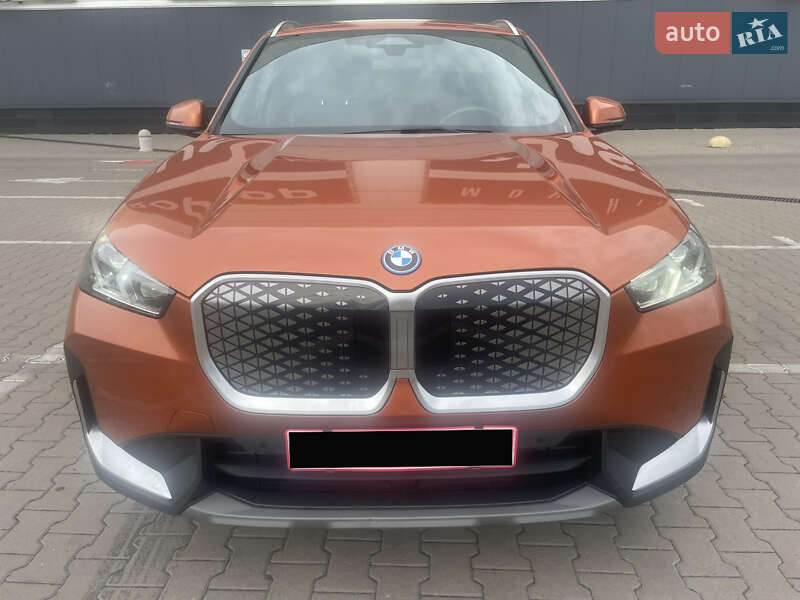 Позашляховик / Кросовер BMW iX1 2024 в 