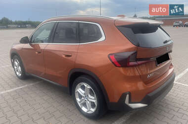 Позашляховик / Кросовер BMW iX1 2024 в 