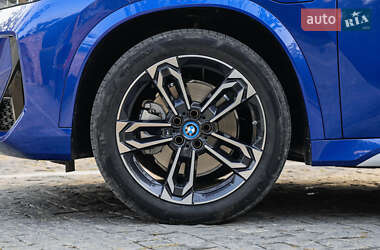 Позашляховик / Кросовер BMW iX1 2024 в 