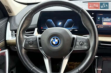 Позашляховик / Кросовер BMW iX1 2023 в 