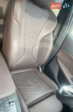 Позашляховик / Кросовер BMW iX1 2024 в 