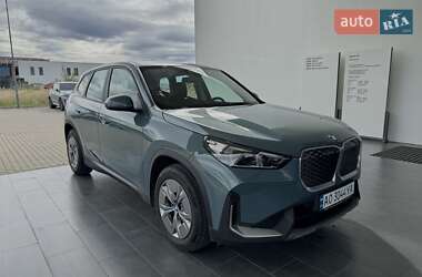 Позашляховик / Кросовер BMW iX1 2024 в 