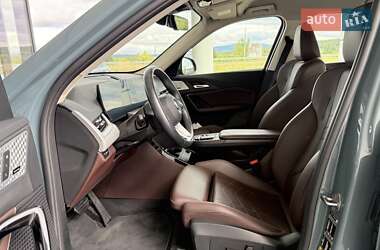 Позашляховик / Кросовер BMW iX1 2024 в 