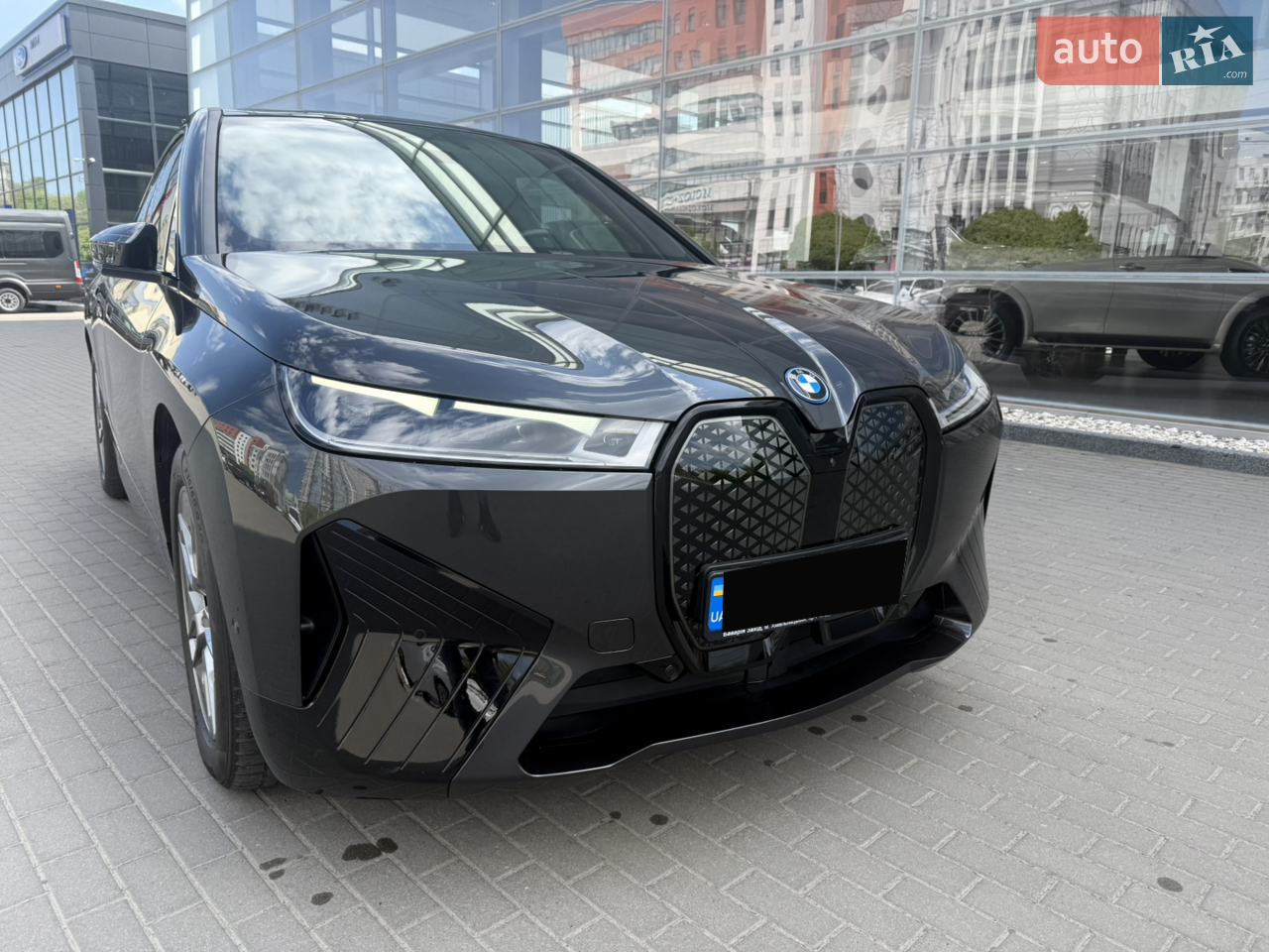 Пропоную авто пригнаний з Європи від першого власника. Офіційне обслуговування , будь-які перевірки на офіційних СТО. 
M-Sport пакет; Sophisto-grau brillant metallic ;
Панорамний скляний дах, Sky Lounge ; Сонцезахисне лобове ; Тонування;
Шкіряний салон + покритий захистом , 
колір шоколад;
Swarovski сваровські ; 
4-зони клімат; 
Підігрів сидінь передніх і задніх;
Обігрів керма і підлокотників;
Потолок чорний антрацит;
Холодоагент бардачка ; Розетка 12V;
Автоматично паркується,
Bmw Laser (асистент дально світла);

Мертві зони; Теплонасос;
Проекція на лобове скло ; Auto Hold;
Камера 360 градусів з відео реєстратором, парктроніки з траекторією ;
CarPlay без дротовий; AndroidAuto;
Bluetooth 5.0 із підтримкою AptX HD ;  
Телепослуги тюнер DAB; 
BMW IconicSounds Electric ;
Комфортний безключевий доступ;
Активний дистронік;
Контроль смуги руху Lane Following Assist,
Active Guard Plus ;
Адаптвний круїз-контроль distance control; Система допомоги водієві system 
Active Lane Keeping Assist;
Активний захист пішоходів, зупиняється сама; Акустичний захист пішоходів;
Система втоми водія System Attention Assistant ;
Тиск кожно колеса; 
Електро багажник без допомоги рук ;
Автоматичні дзеркала бічні (підігрів); 
Активна охорона;
Дуже комфортно авто ,завдяки резині з високим профілем і 
R20 дисками збільшить ваш пробіг ; 
Без пробігу по Україні ; Стан авто близький до нового автомобіля!
Будь-яка перевірка на офіційних СТО.