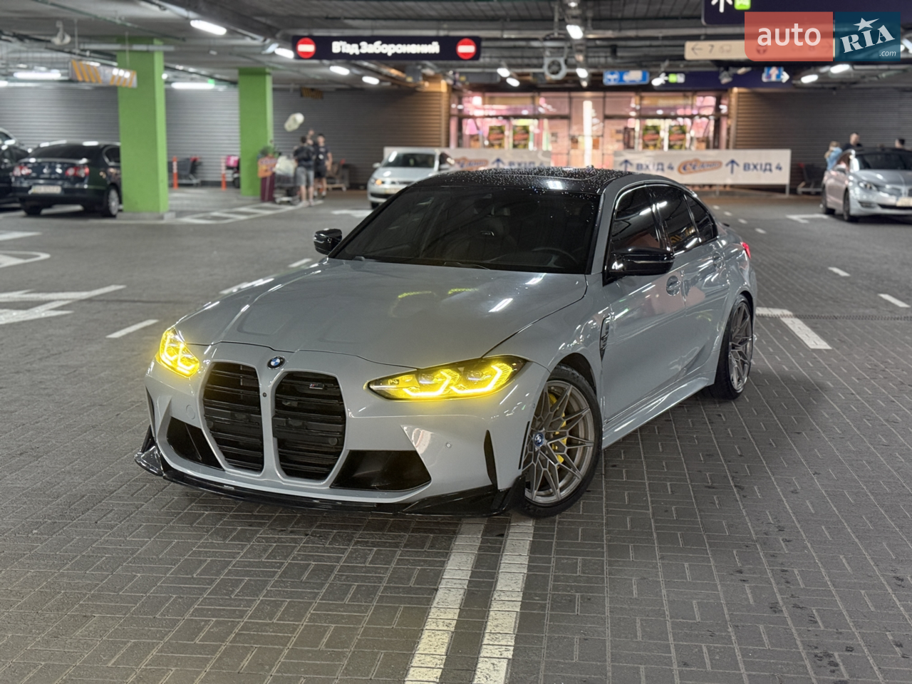 Машина без задирів в хорошому стані, 2 коплекти дисків 

Повністю обслужена

Хороша комплектація 

Рогляну обмін на X5 g05 рест 