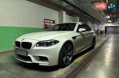 Седан BMW M5 2012 в 
