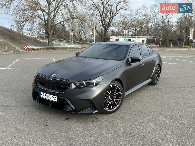 Седан BMW M5 2024 в 