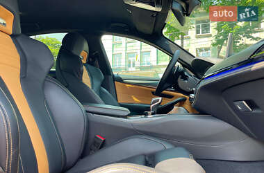 Седан BMW M5 2022 в 
