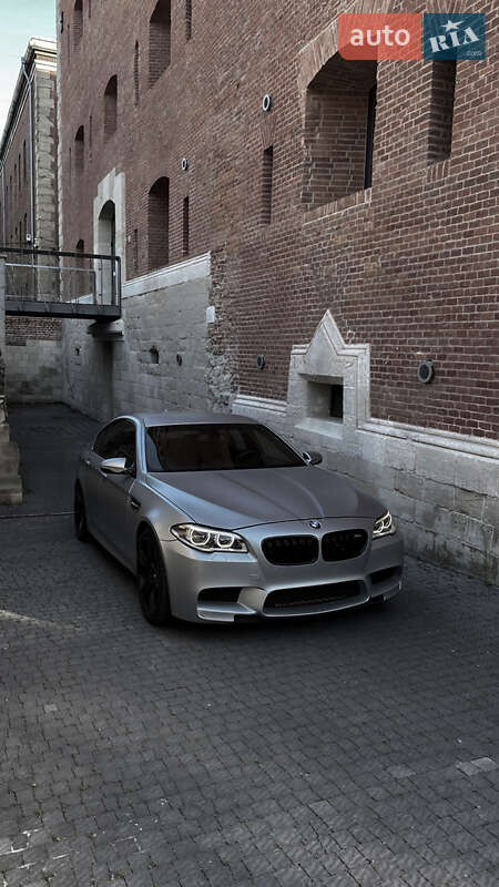 Седан BMW M5 2011 в Львові