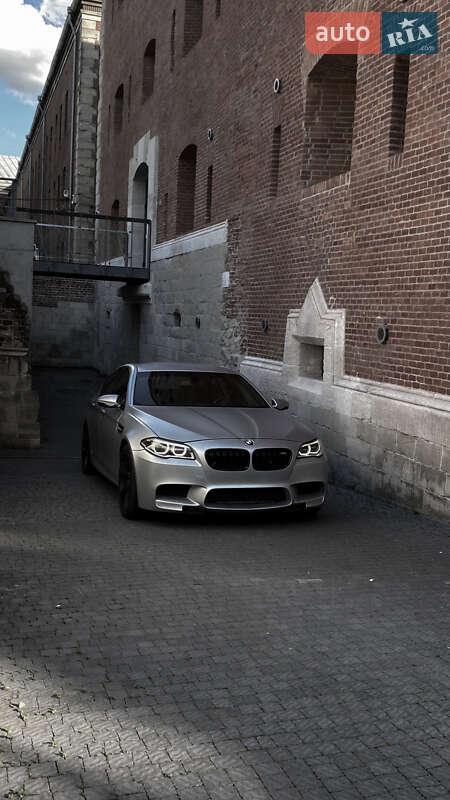 Седан BMW M5 2011 в Львові
