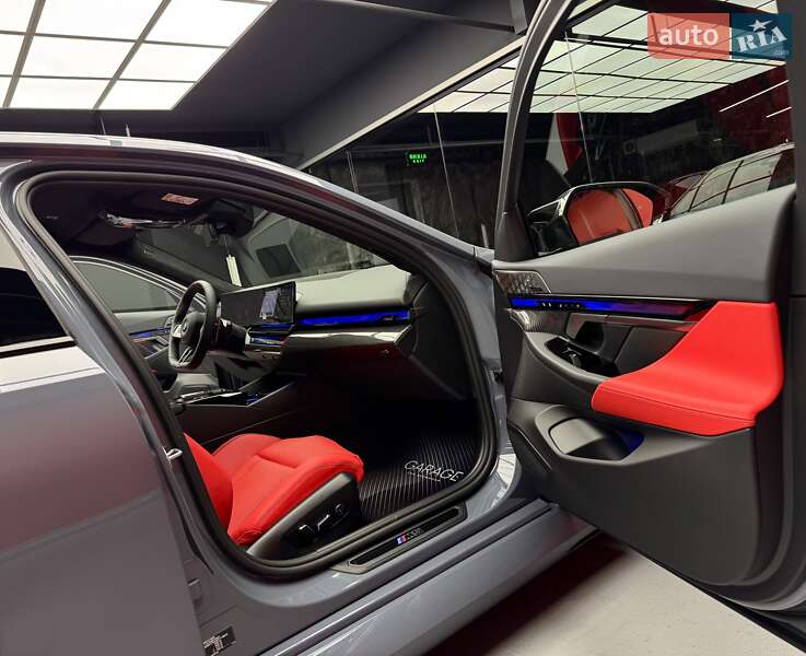 Седан BMW M5 2025 в Киеве