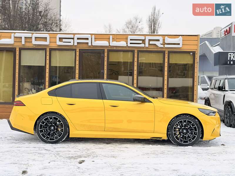 Седан BMW M5 2025 в Киеве