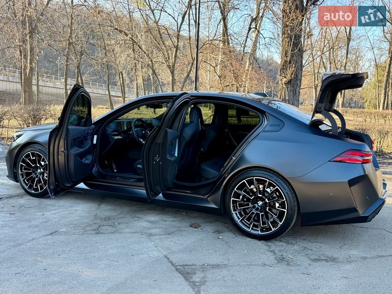 Седан BMW M5 2024 в Киеве