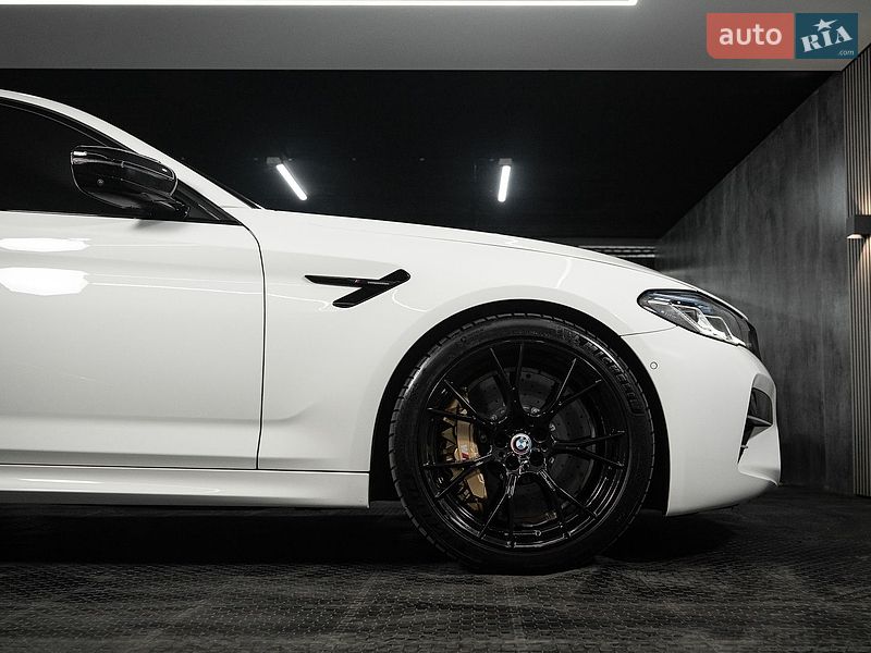 Седан BMW M5 2023 в Одесі