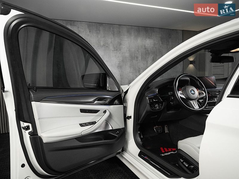 Седан BMW M5 2023 в Одесі
