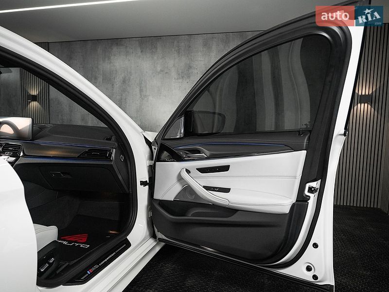 Седан BMW M5 2023 в Одесі