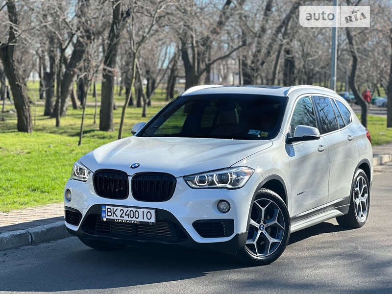 BMW X1 xDrive28i (модель года) - характеристики, фото, описание