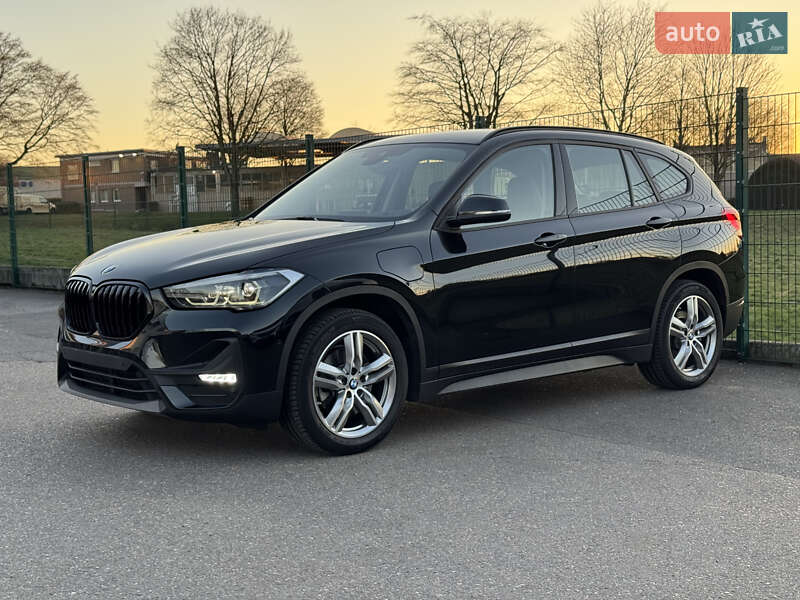 Позашляховик / Кросовер BMW X1 2021 в 