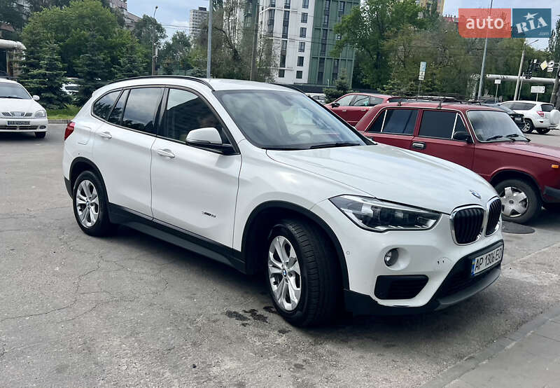 Позашляховик / Кросовер BMW X1 2018 в 