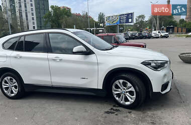 Позашляховик / Кросовер BMW X1 2018 в 