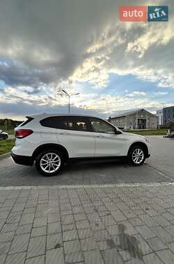 Позашляховик / Кросовер BMW X1 2022 в 