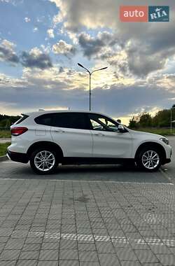 Позашляховик / Кросовер BMW X1 2022 в 