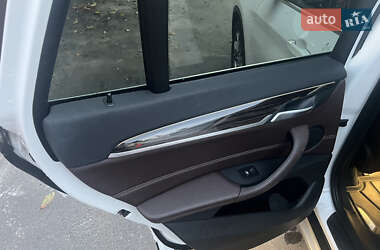 Позашляховик / Кросовер BMW X1 2017 в 